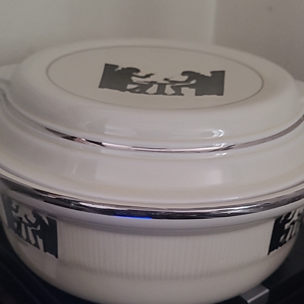 Vintage Elegant Ceramic Casserole Dish 🏠